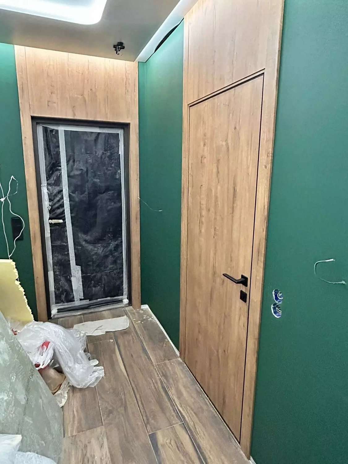 Межкомнатные двери с отделкой стендовыми панелями